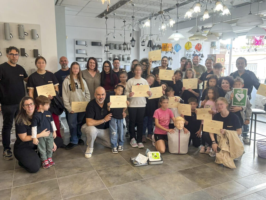 Ομαδική φωτογραφία συμμετεχόντων με πιστοποιητικά στο σεμινάριο Πρώτων Βοηθειών στην εταιρεία Ραγκαβάνης.