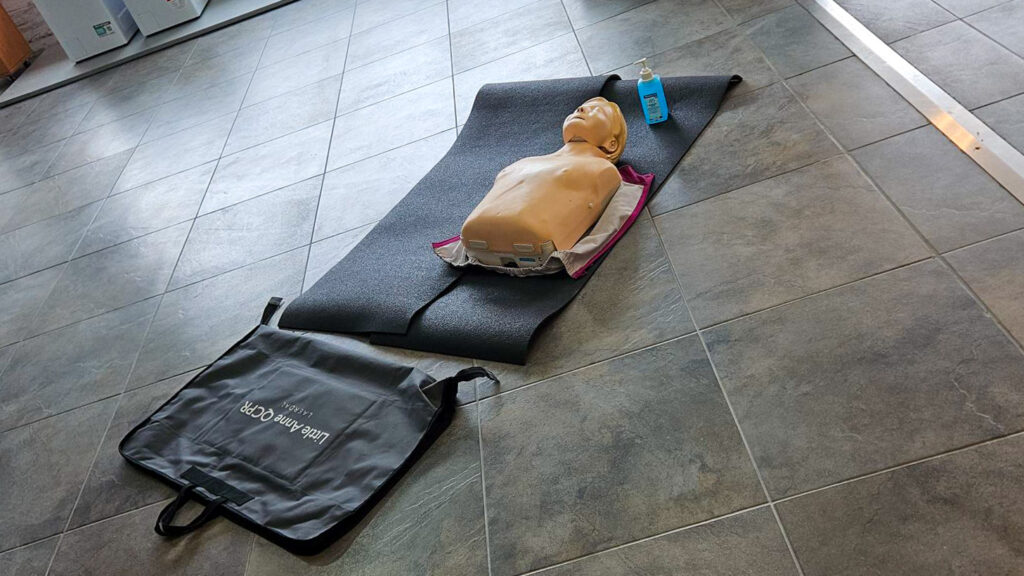 Προπλάσμα ΚΑΡΠΑ και εξοπλισμός εκπαίδευσης σε σεμινάριο Πρώτων Βοηθειών.